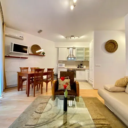 Downtown Vibe-kiraly Ii Apts W Private Balcony