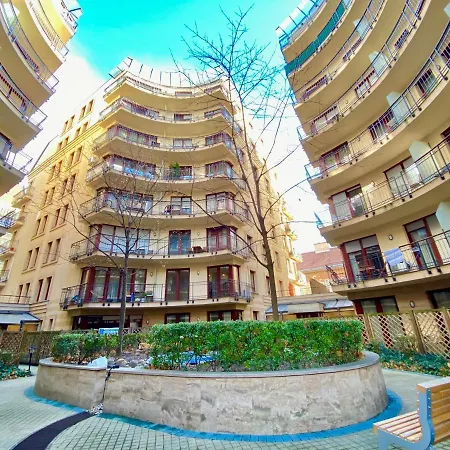 Downtown Vibe-kiraly Ii Apts W Private Balcony Apartamento
